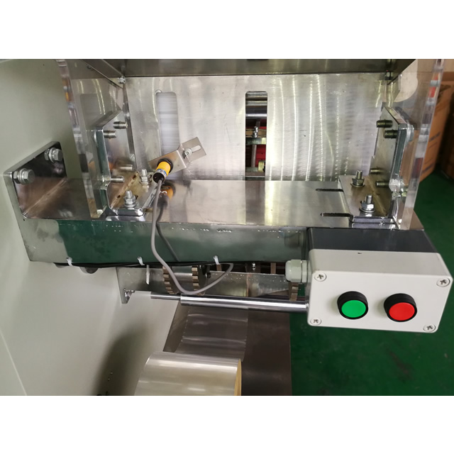 BOPP Film 4 Sides Sealing Straw Packing Machine LG-54